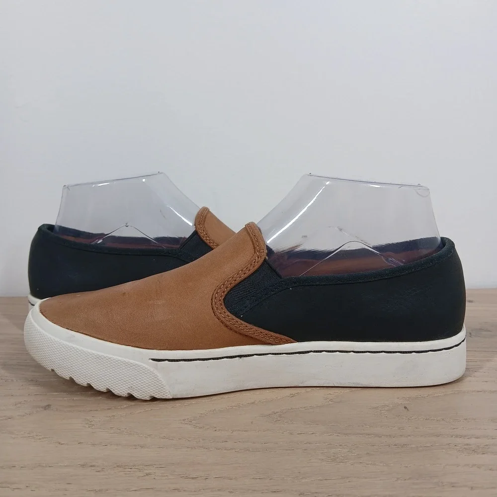 Sorel Sneakers Women 7.5 Tan Black Slip On Leather Casual Preppy Streetwear